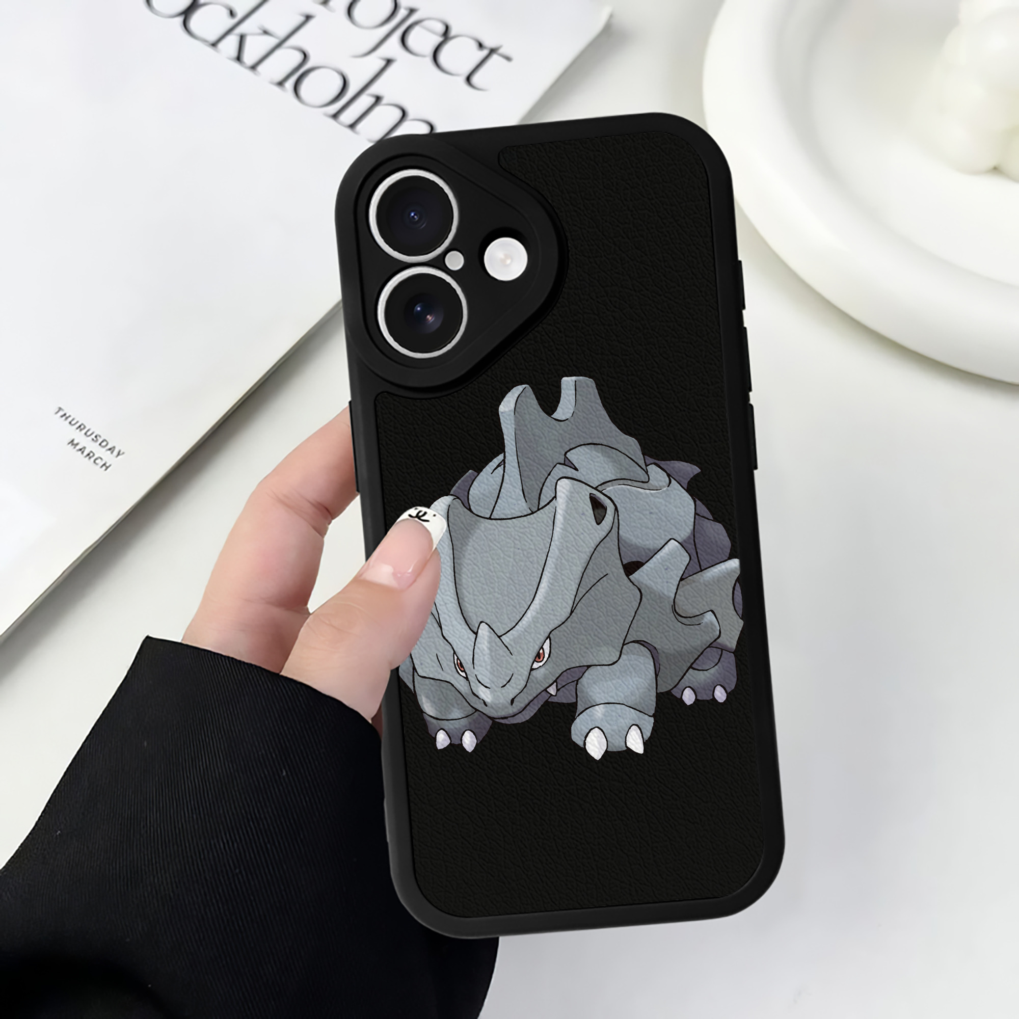 （画像用） ポケットモンスター Pokémon 【iPhone 16シリーズ対応】シリコンスマホケース（レザー調） 材質：シリコン